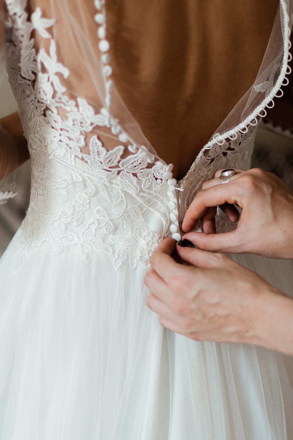 dos d une mariée avec robe