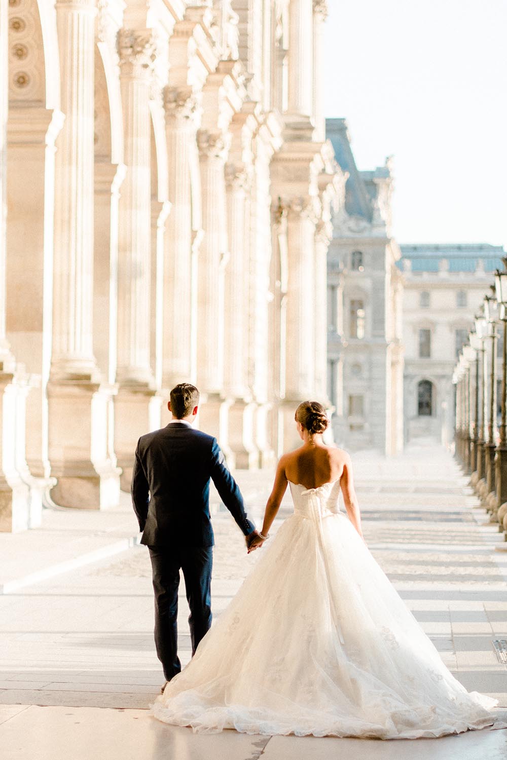 la mariée met un bracelet