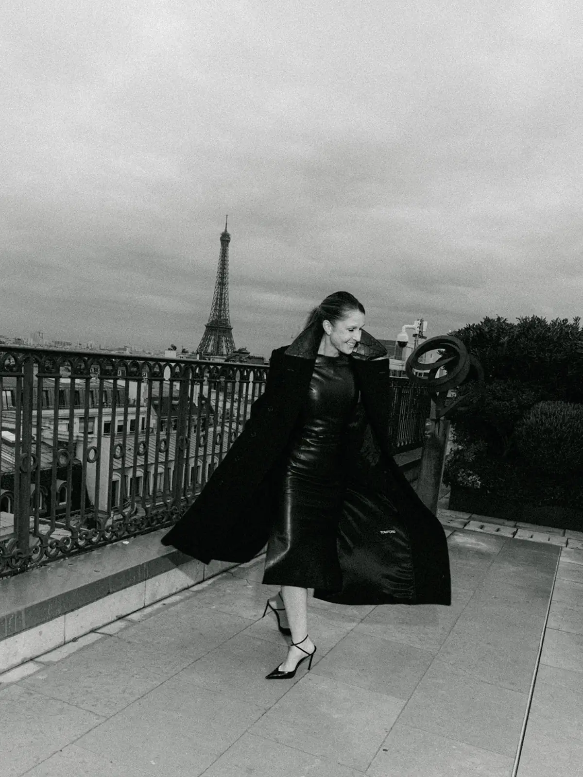 Manteau en mouvement sur un toit parisien, photographié en noir et blanc