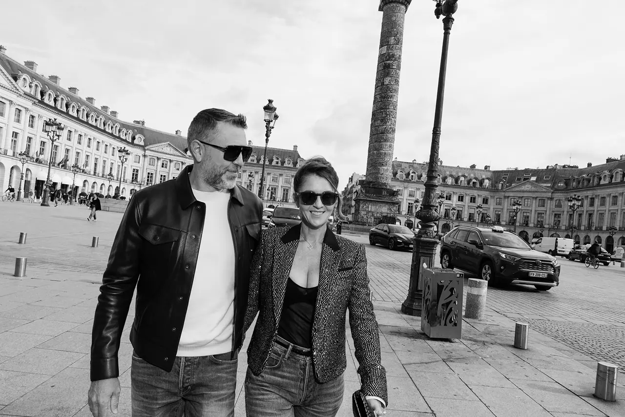 Portrait en noir et blanc de deux personnes place Vendôme