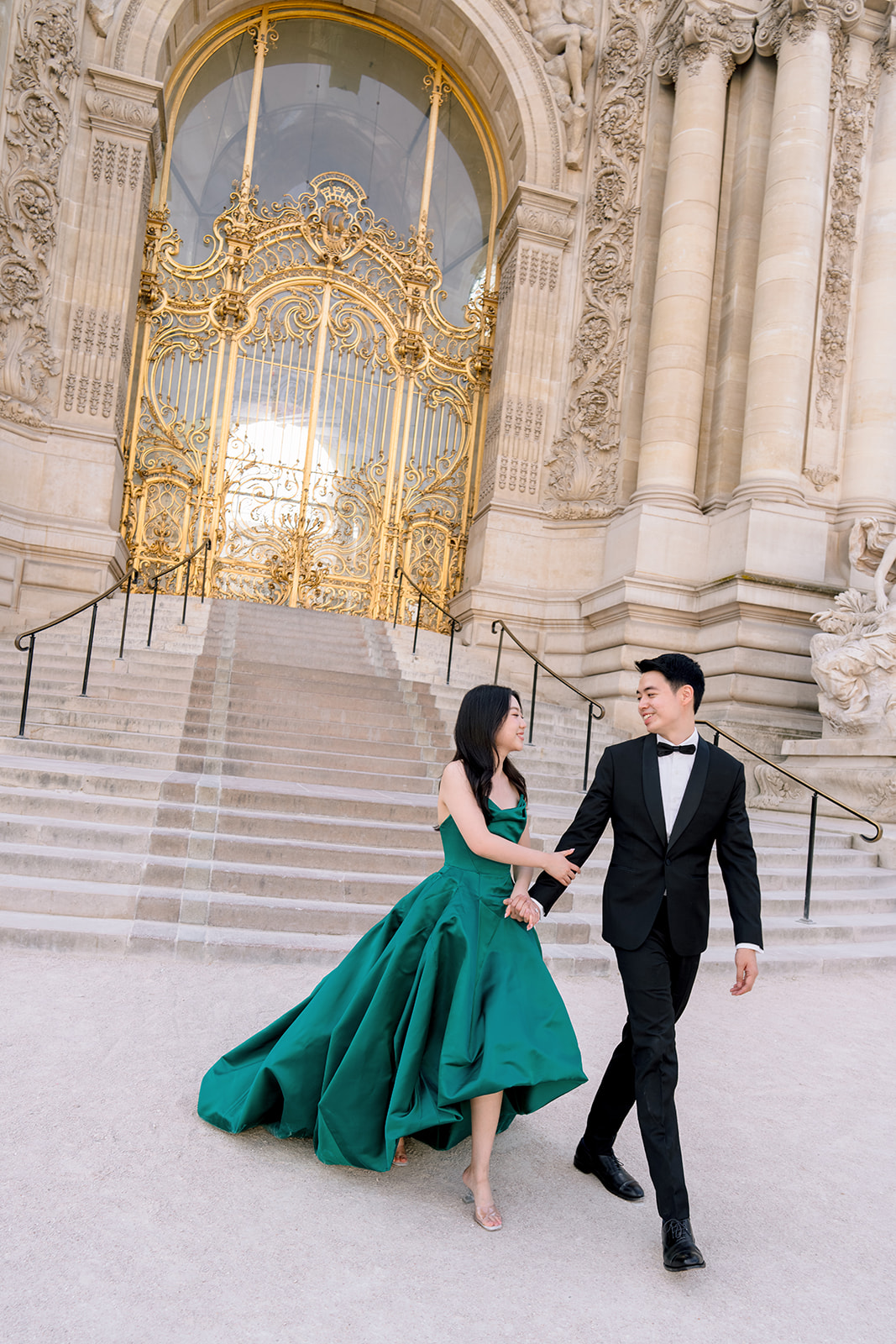 Couple portrait in front of the golden gates of Petit Palais in Paris