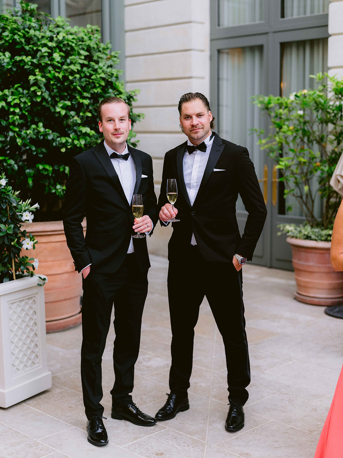 Invités en smoking prenant le champagne dans la cour du Ritz Paris
