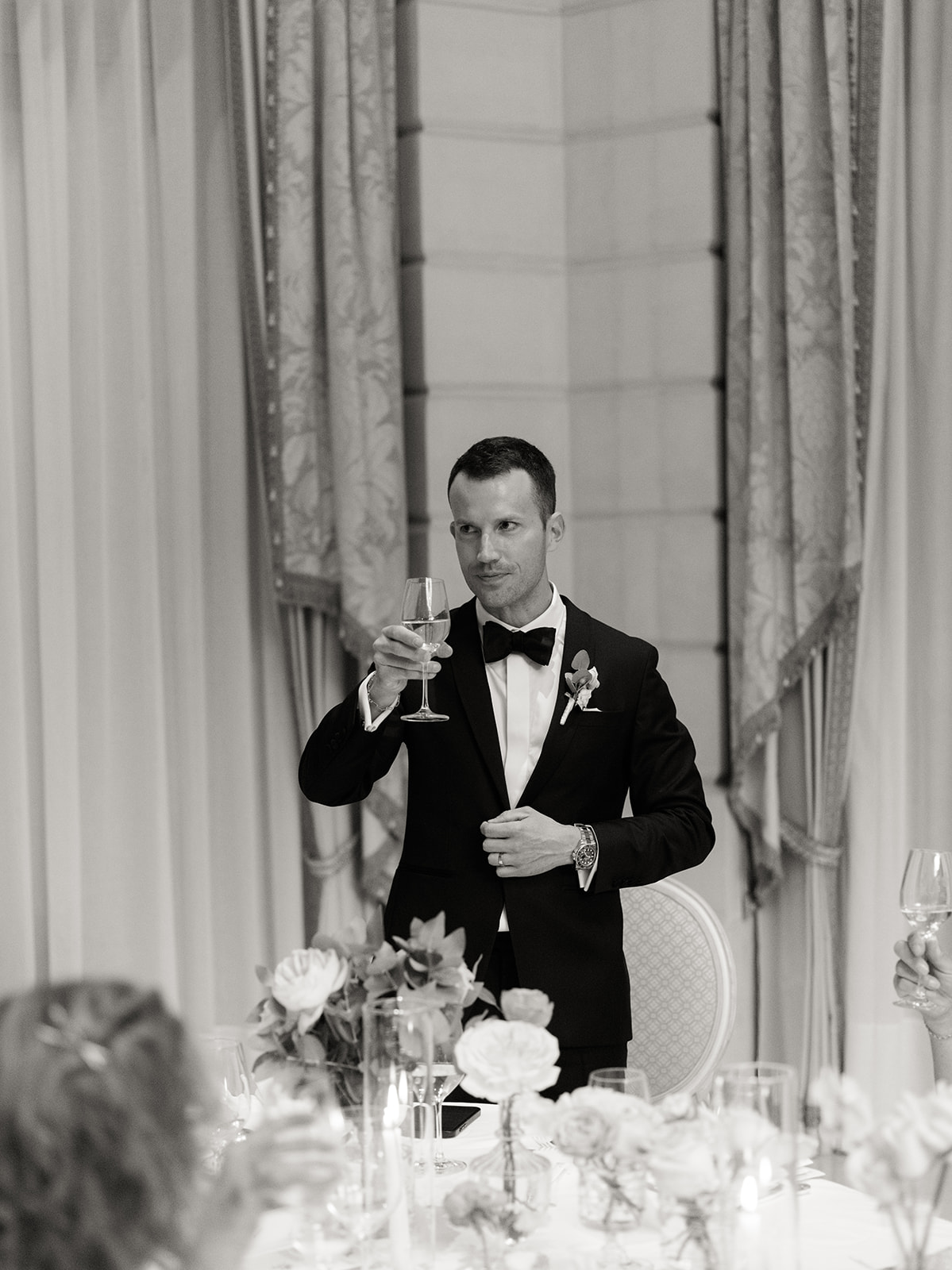 Marié portant un toast pendant un dîner de mariage intime à Paris