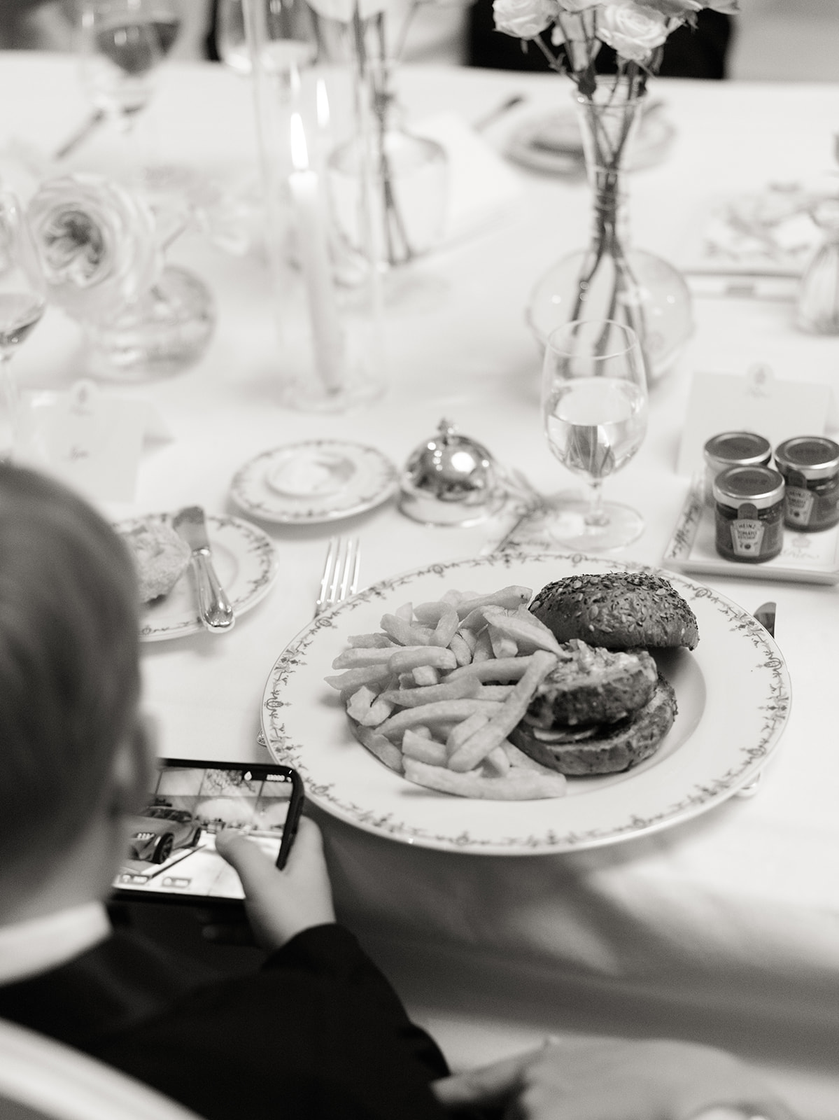 Enfant photographiant son assiette pendant un dîner de mariage au Ritz Paris
