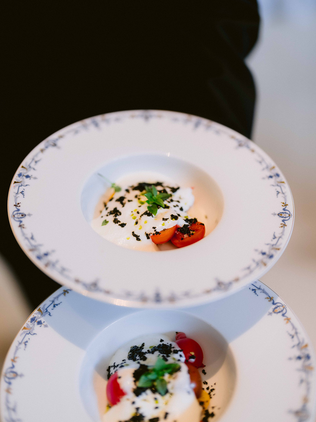 Assiette gastronomique servie pendant un dîner de mariage au Ritz Paris