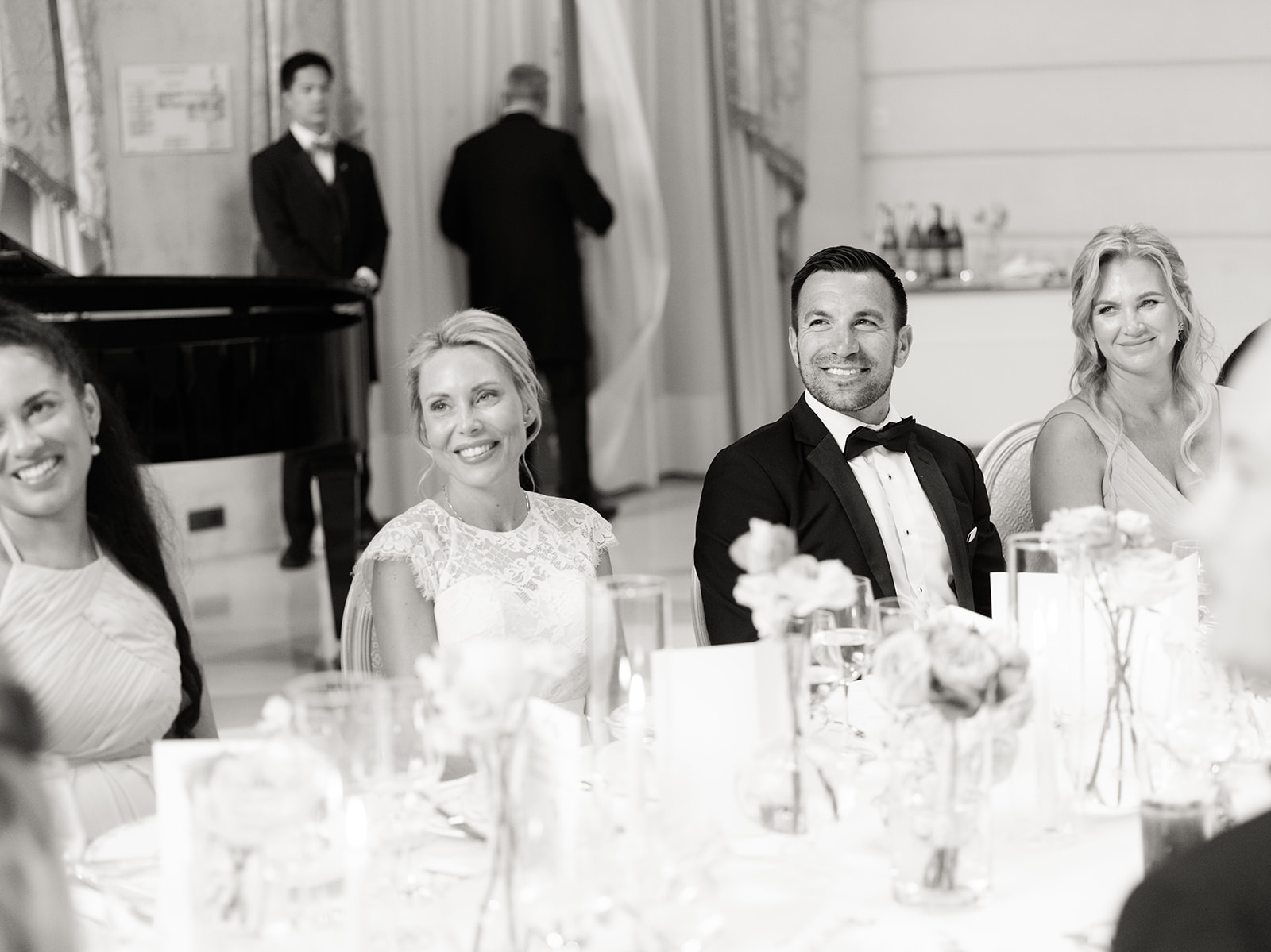 Invités réunis autour d'une longue table lors d'un dîner de mariage au Ritz Paris