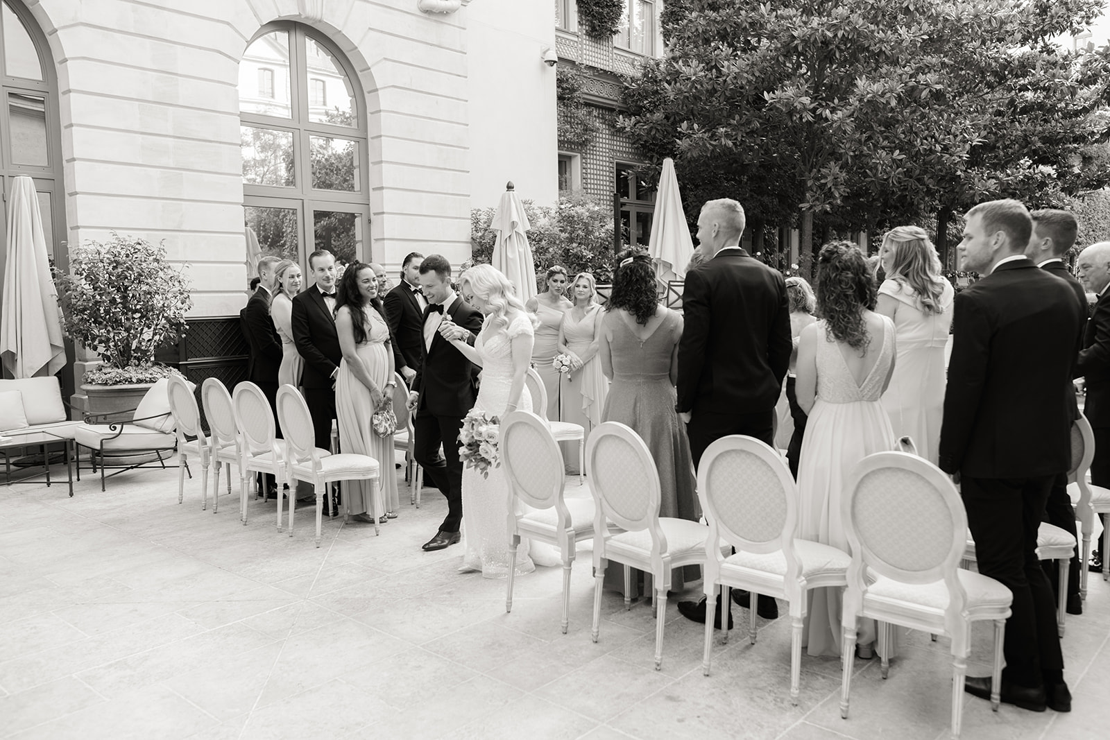 Mariée posant sur le grand escalier d'un palace parisien