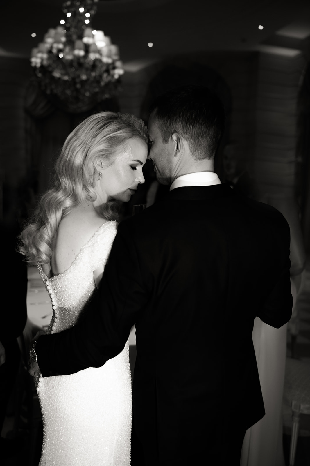 Première danse des mariés dans un salon du Ritz Paris en noir et blanc