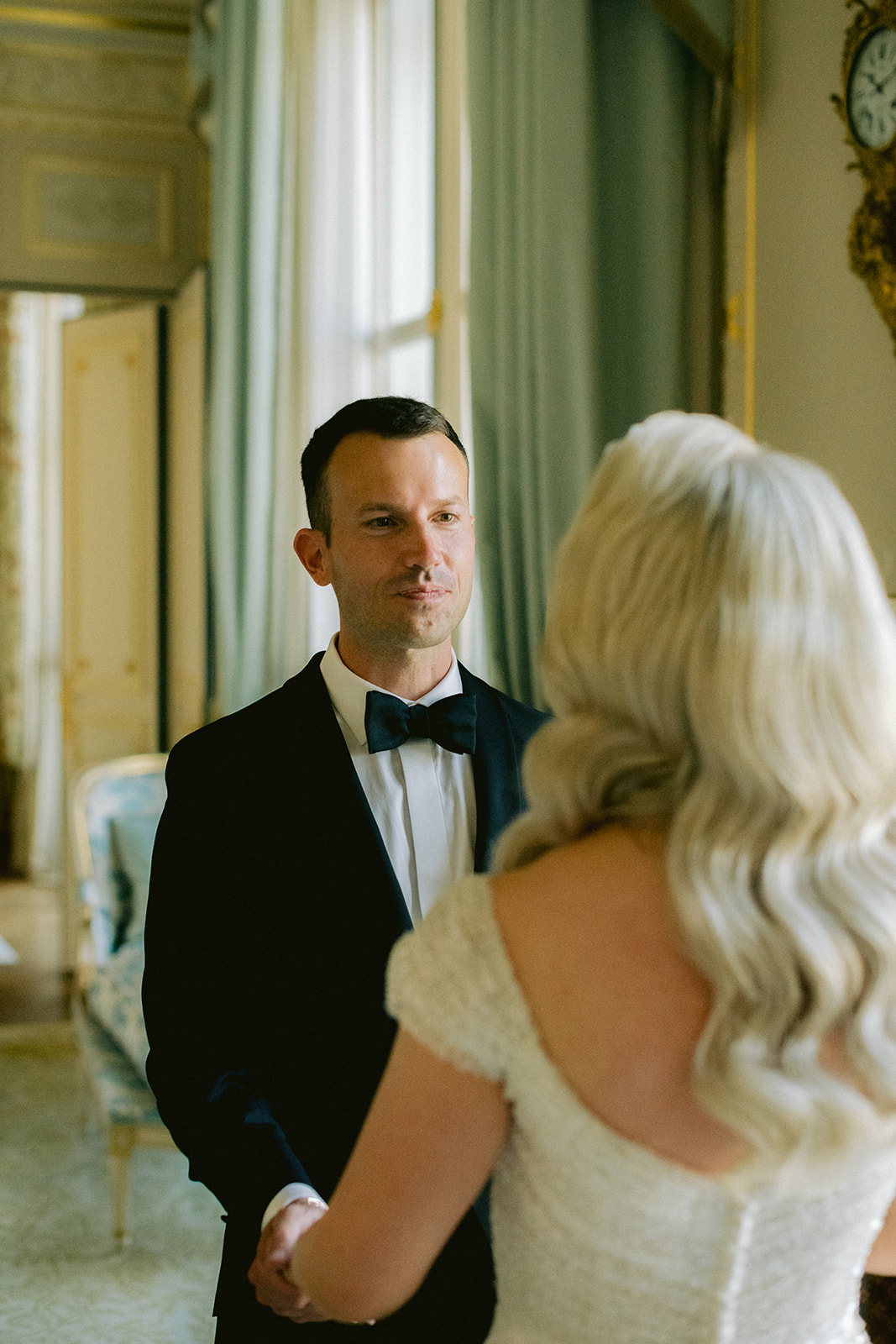 Première rencontre des mariés dans les salons du Ritz Paris