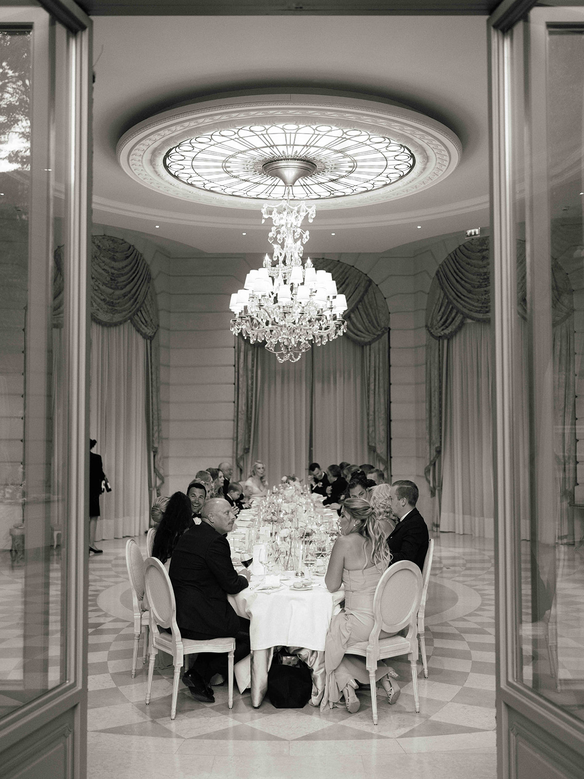 Longue table de réception vue depuis le jardin du Ritz Paris