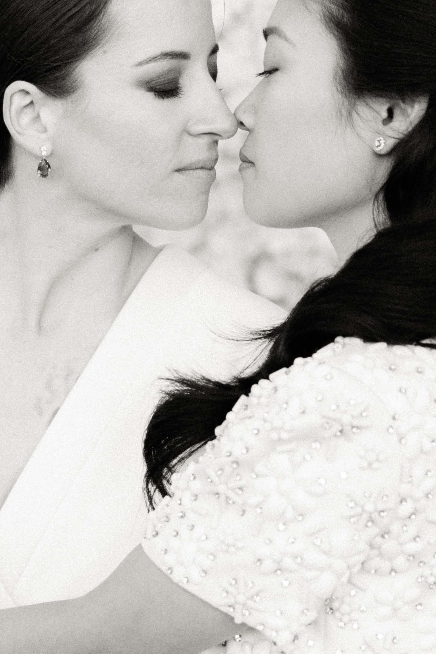 un couple de femme se regardent avec tendresse