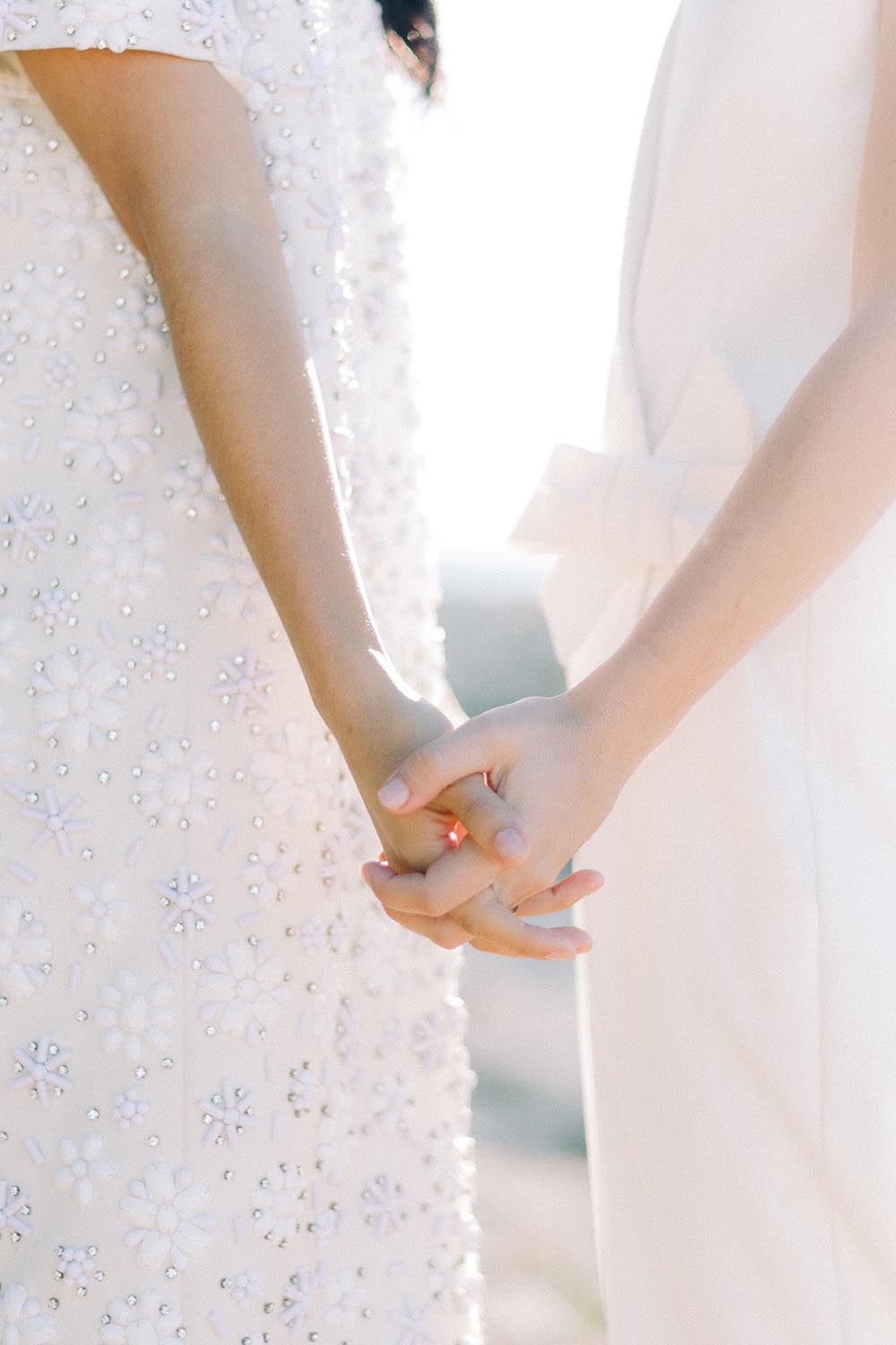 les mariées se tiennent la main