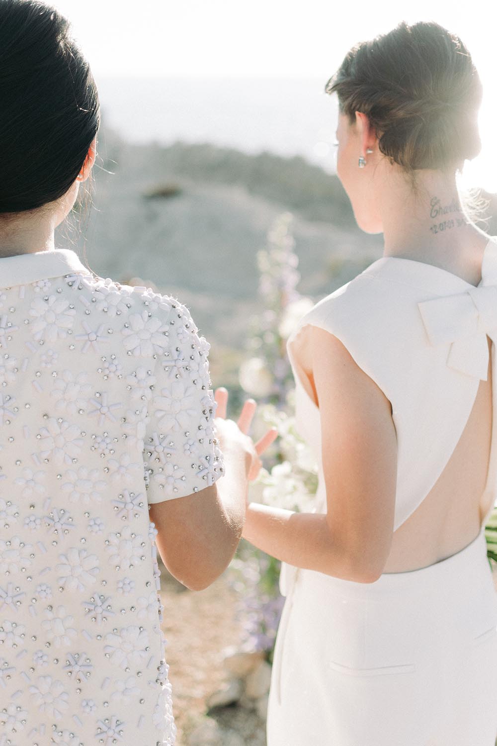 deux femmes s embrassent sous un voile de mariée