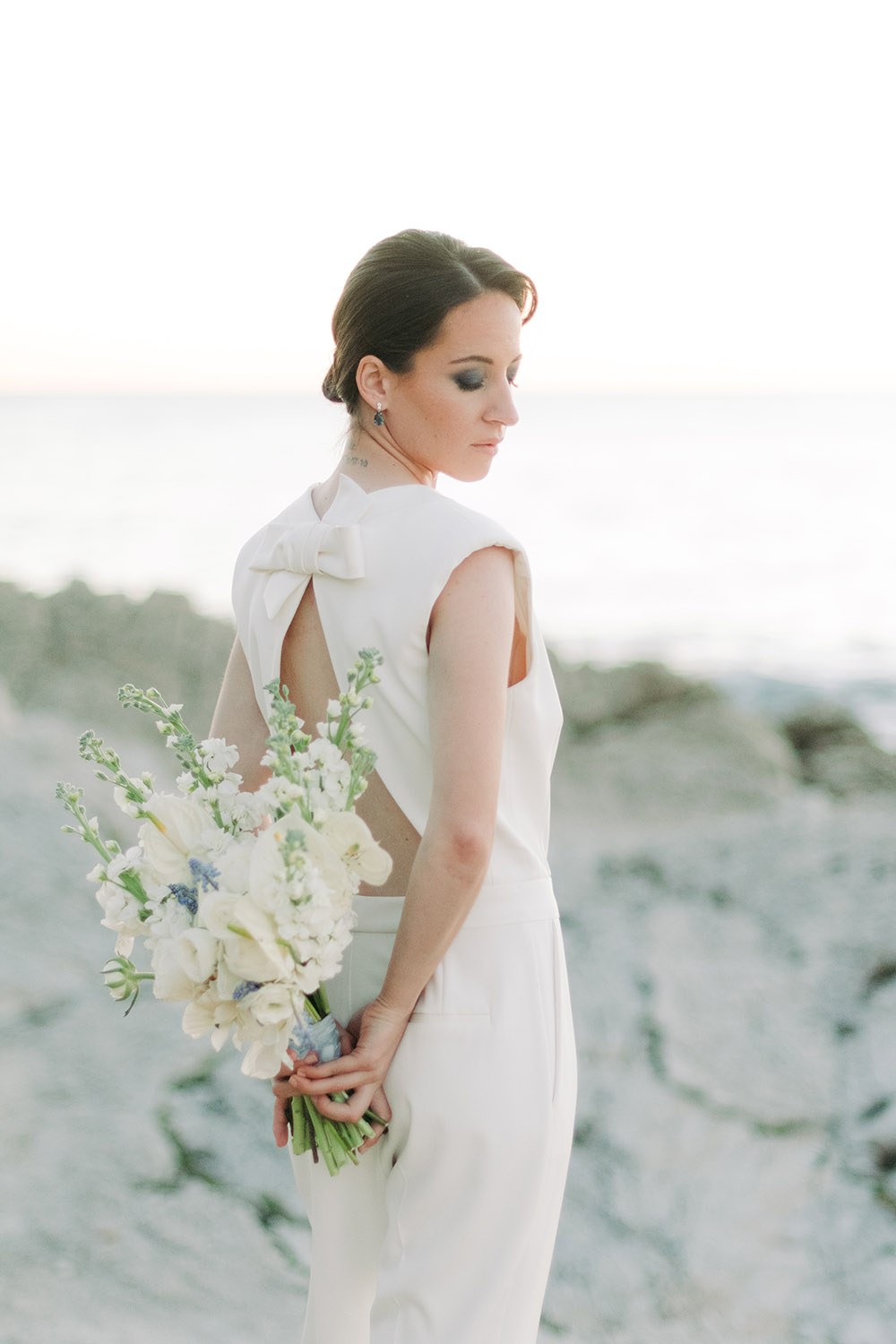 femme qii tient un bouquet de fleurs