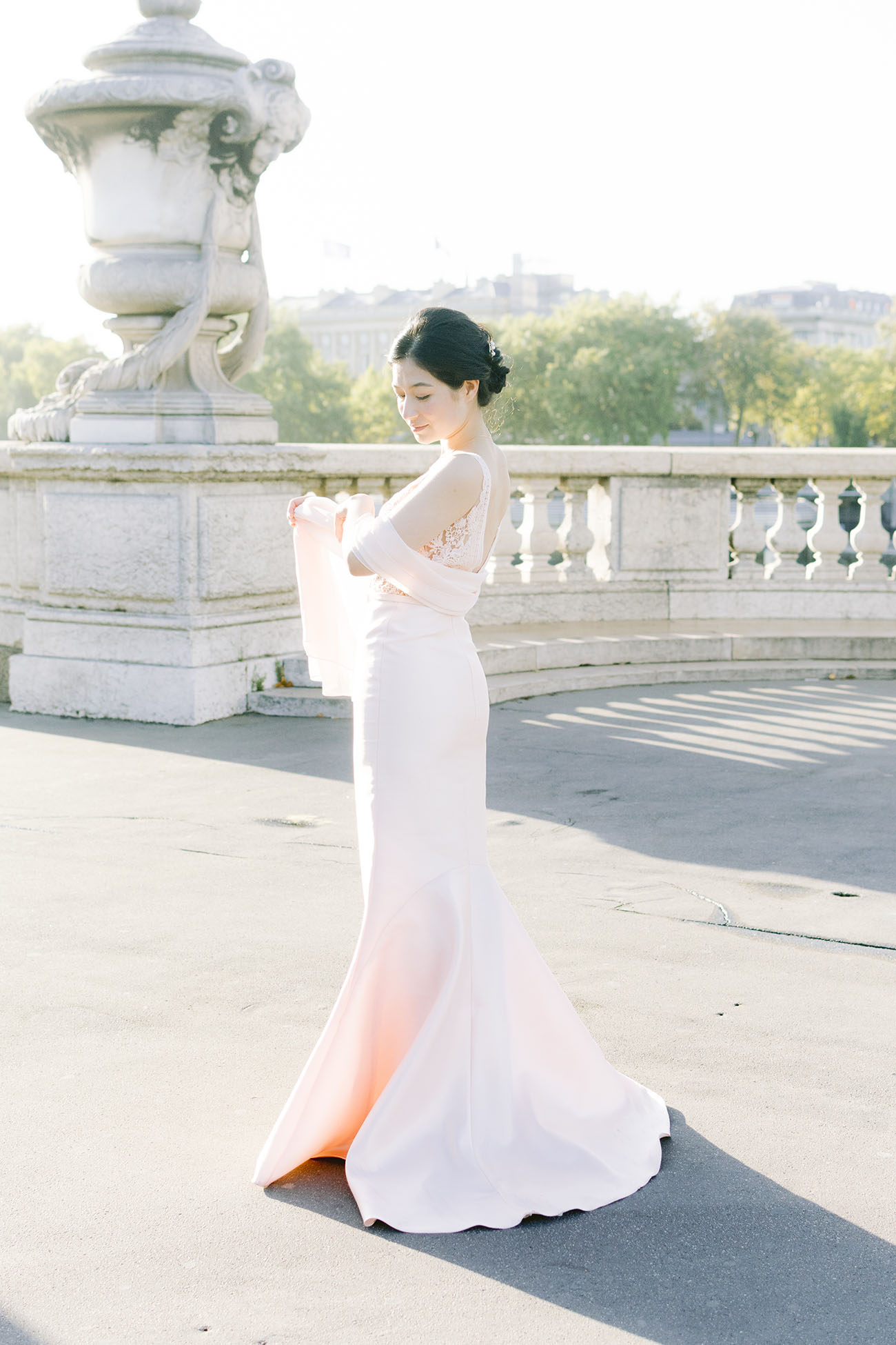 uNE FEMME POSE TENDREMENT SUR LE PONT alexandre 3