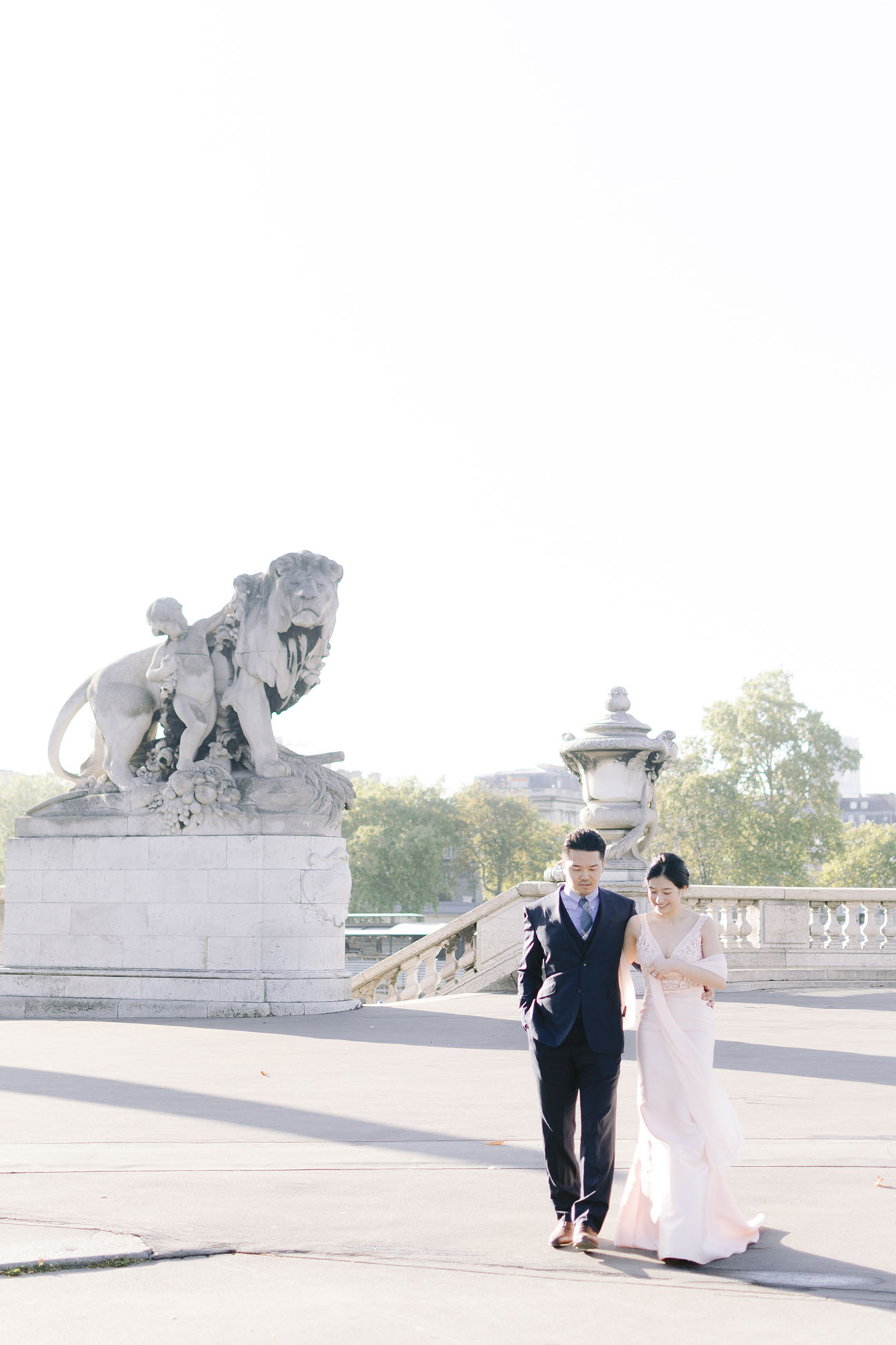 des mariées se prennent dans les bras on y voit une magnique statue du pont alexandre 3