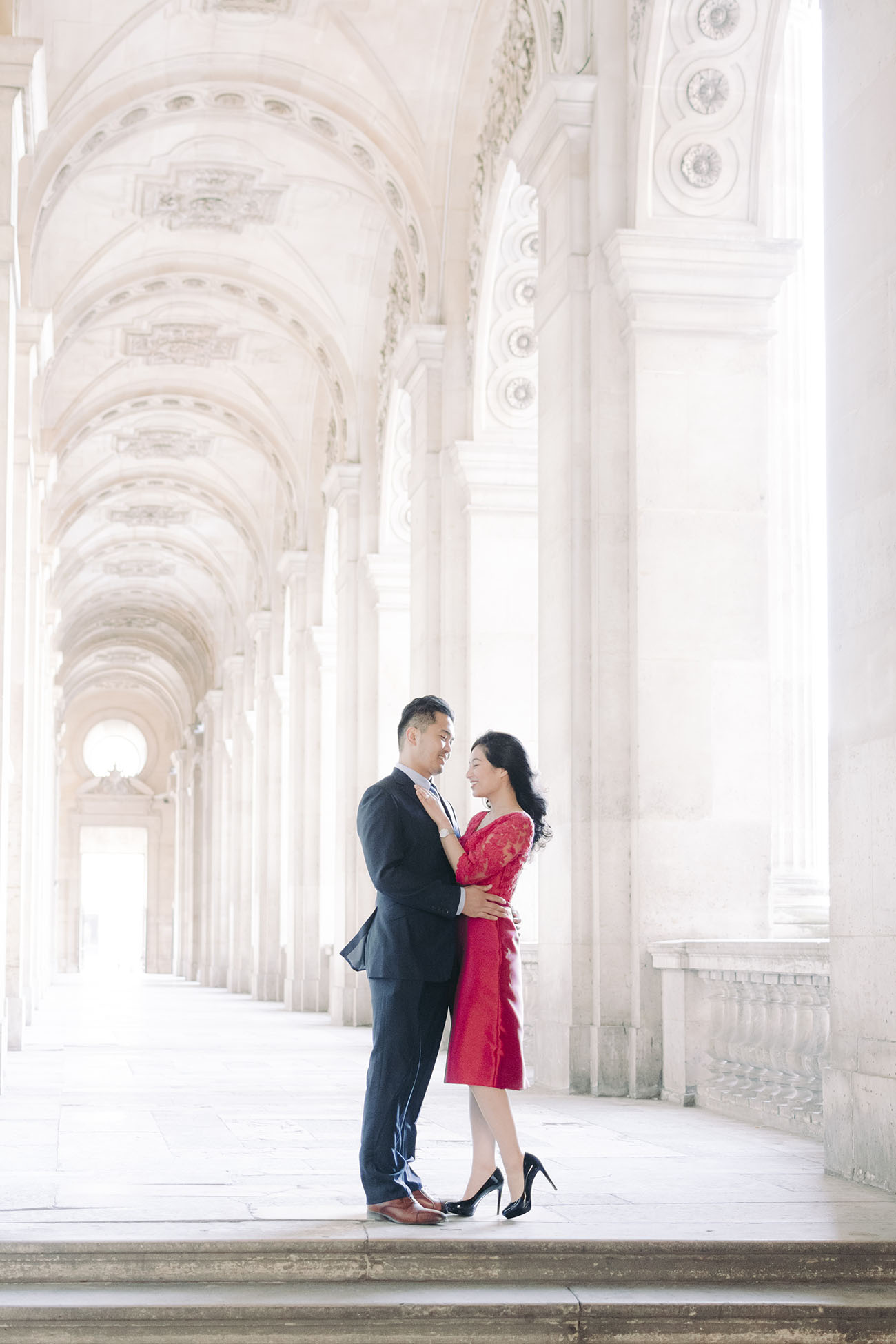 un couple rigolent dans les allées du louvre