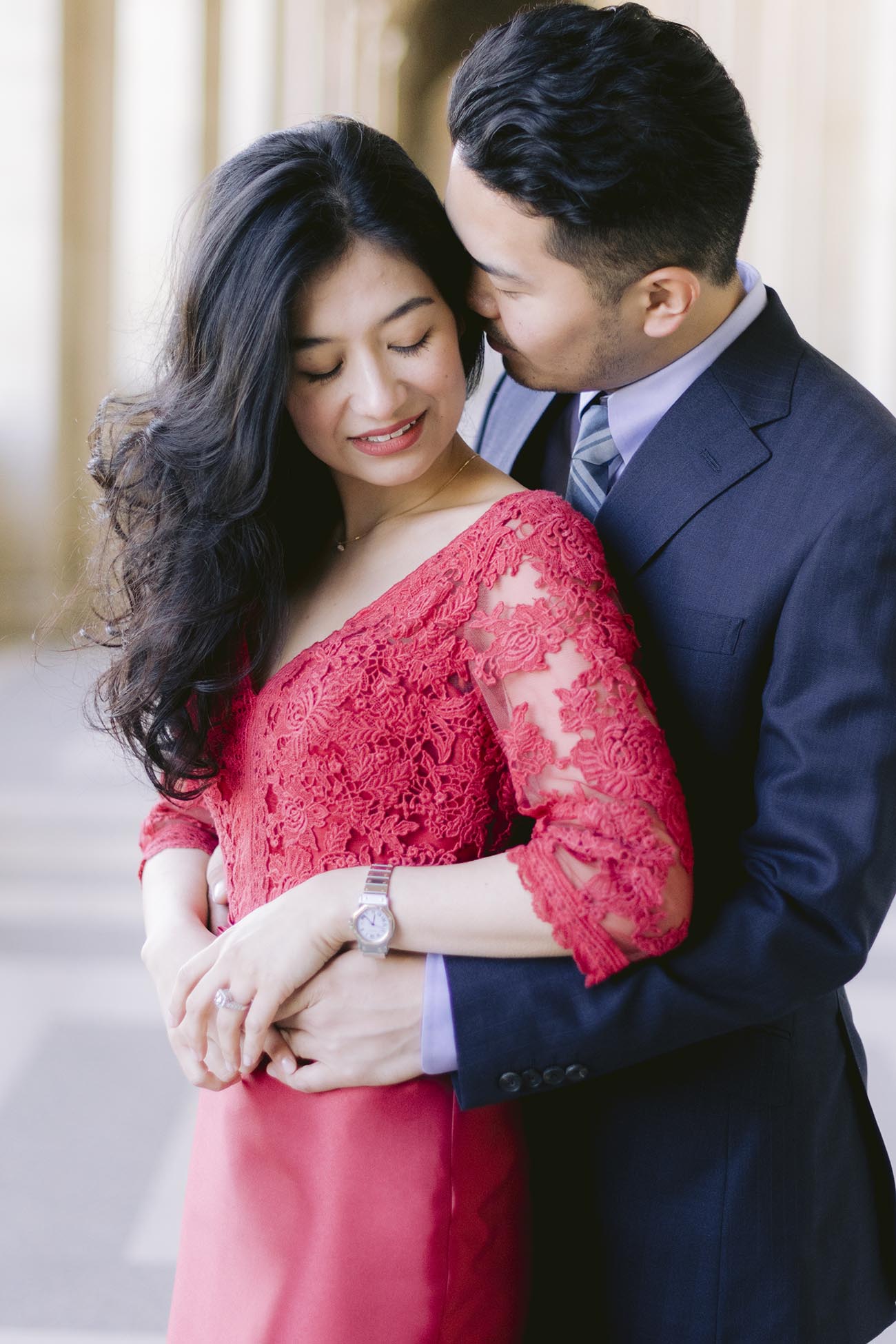 Une mariée court dans les allées du louvre