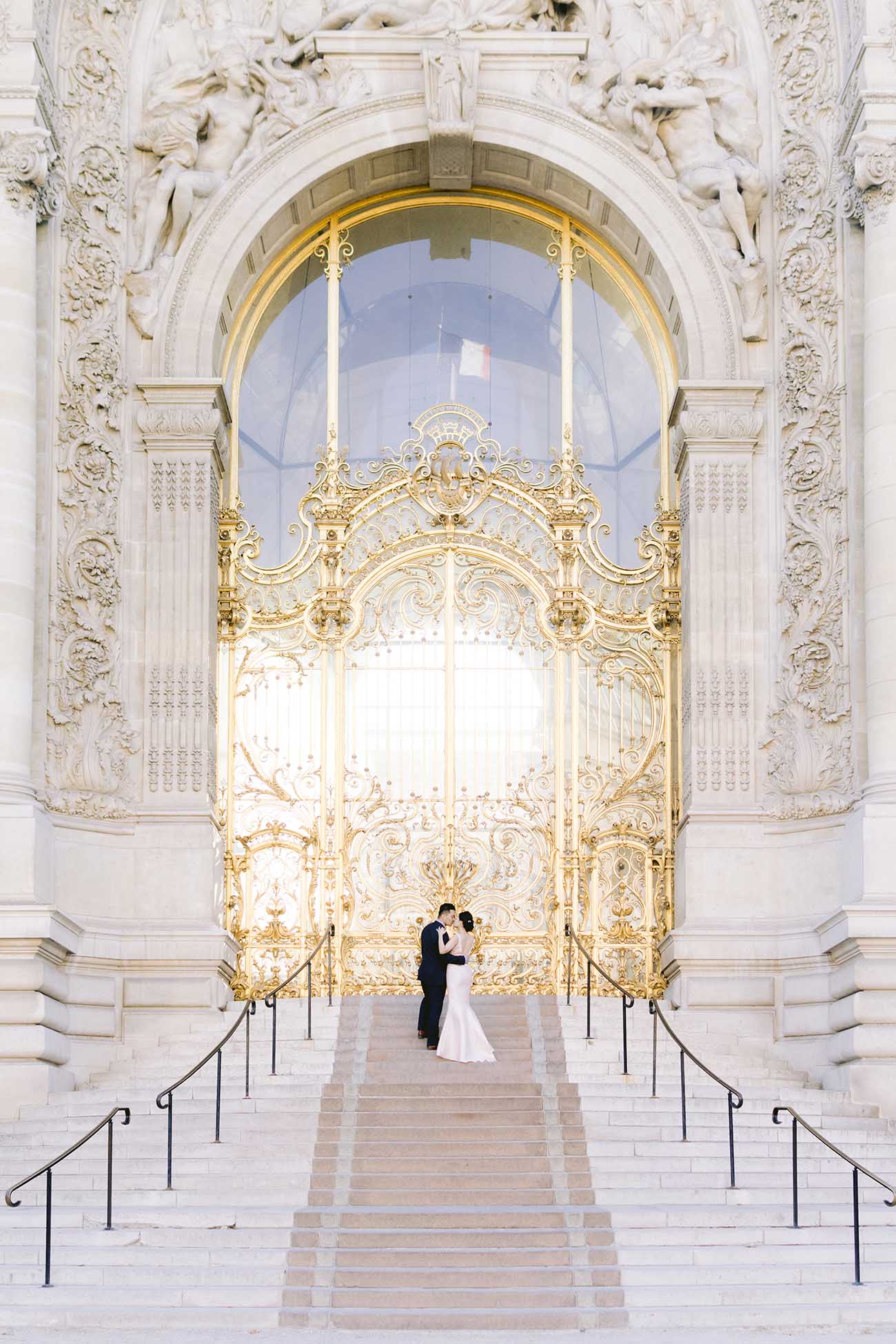 un COUPLE DEVANT LA PORTE DU PETIT PALAIS