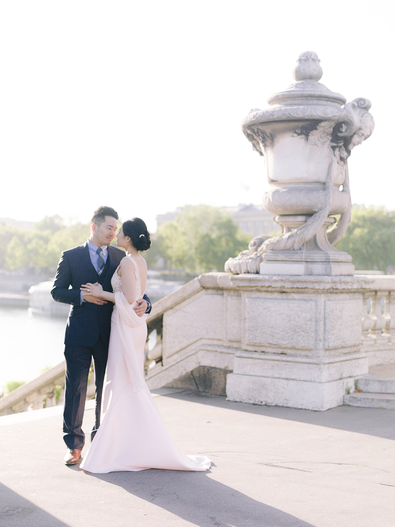 UN COUPLE SUR LE PONT ALEXANDRE 3