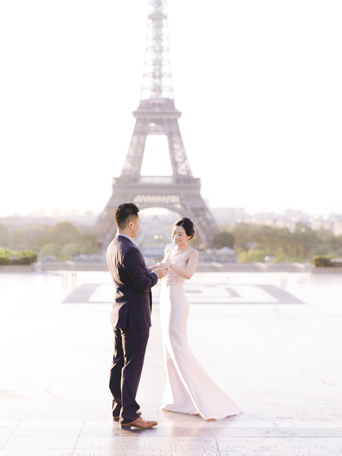 un couple est face à la tour eiffel