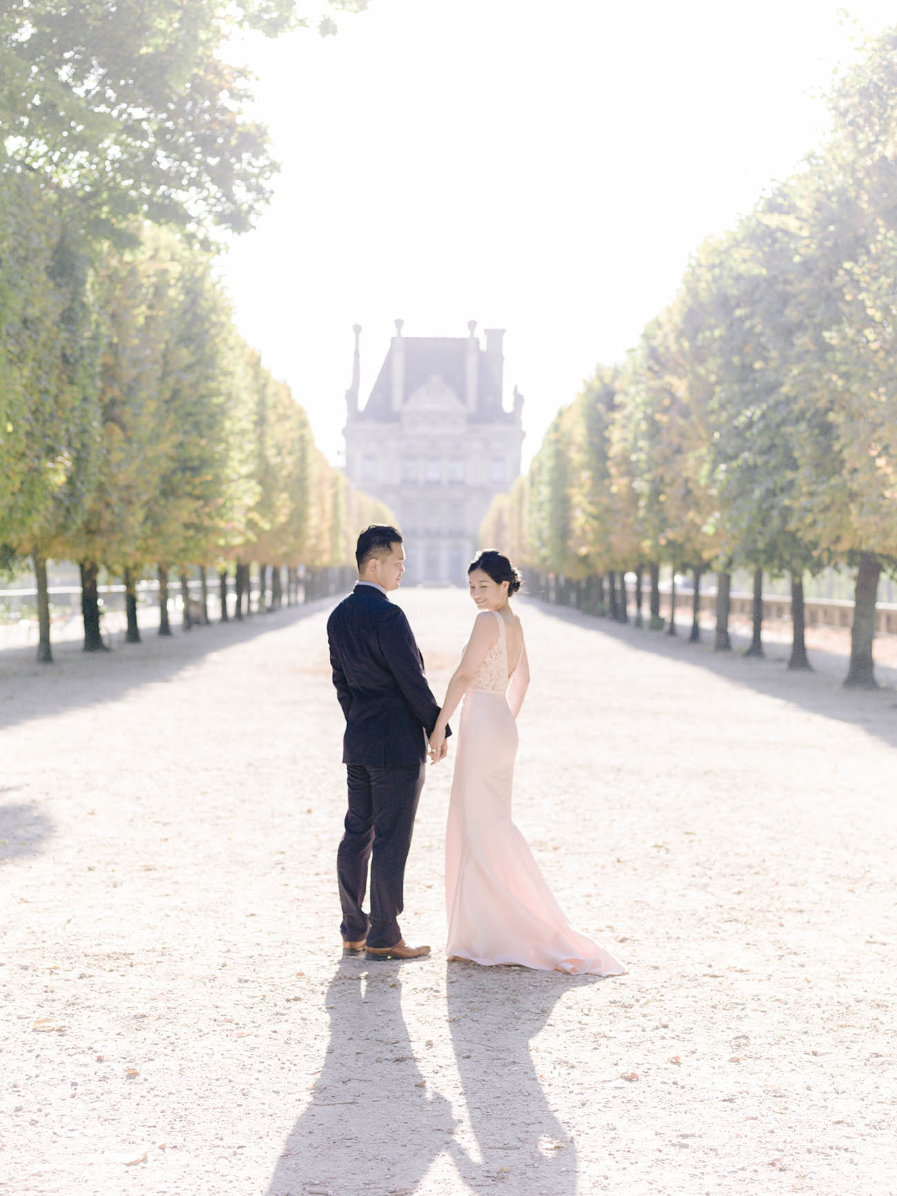 un couole se tient la main dans le jardin des tuileries