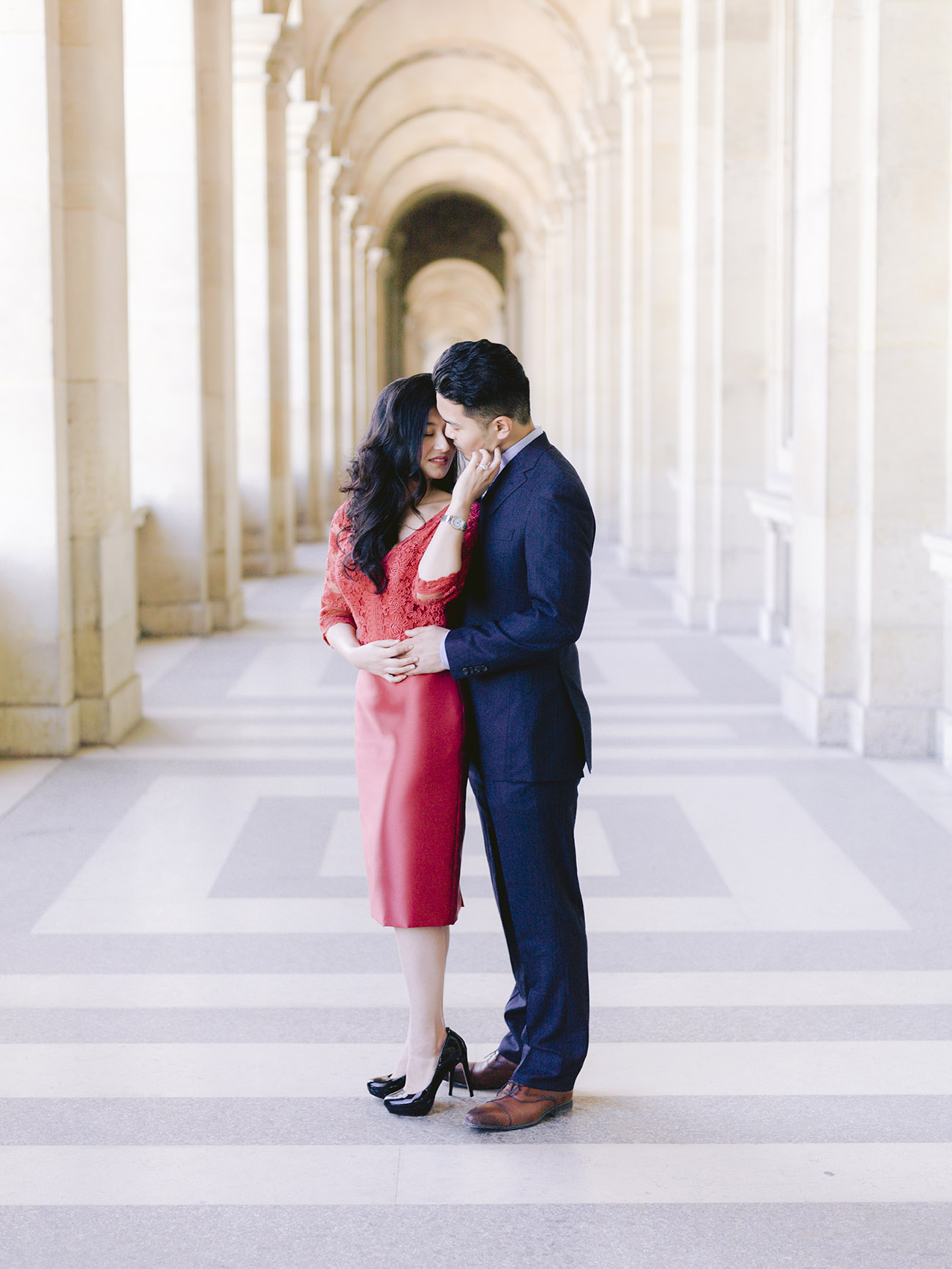 un homme et une femme dans les allées du louvre