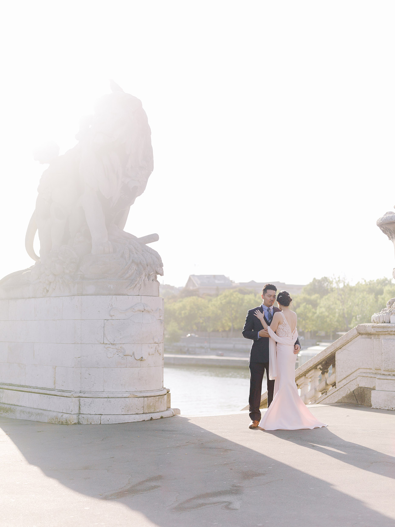 un couple se prend dans les bars sur le pont alexander iii