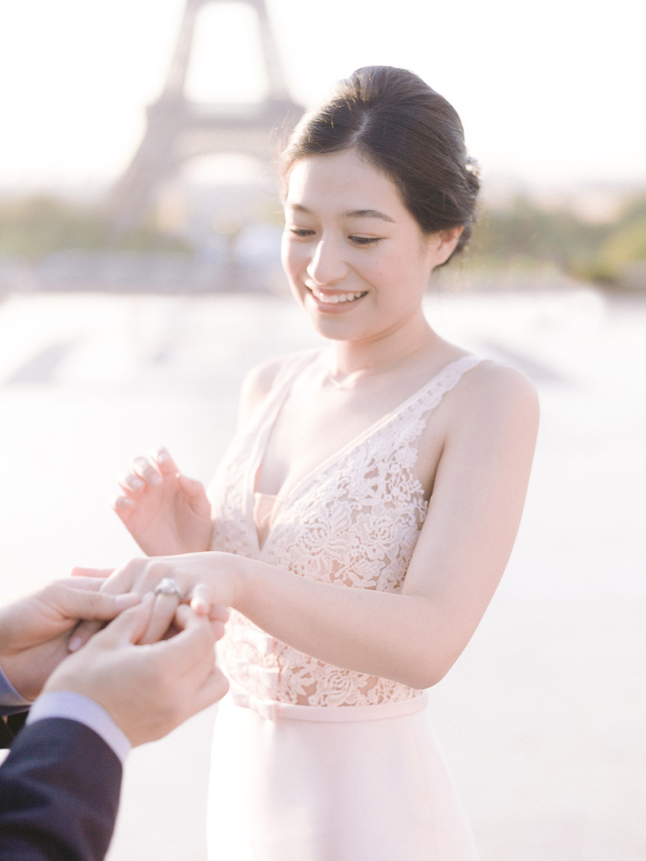 il met l alliance au doigt de sa femmes