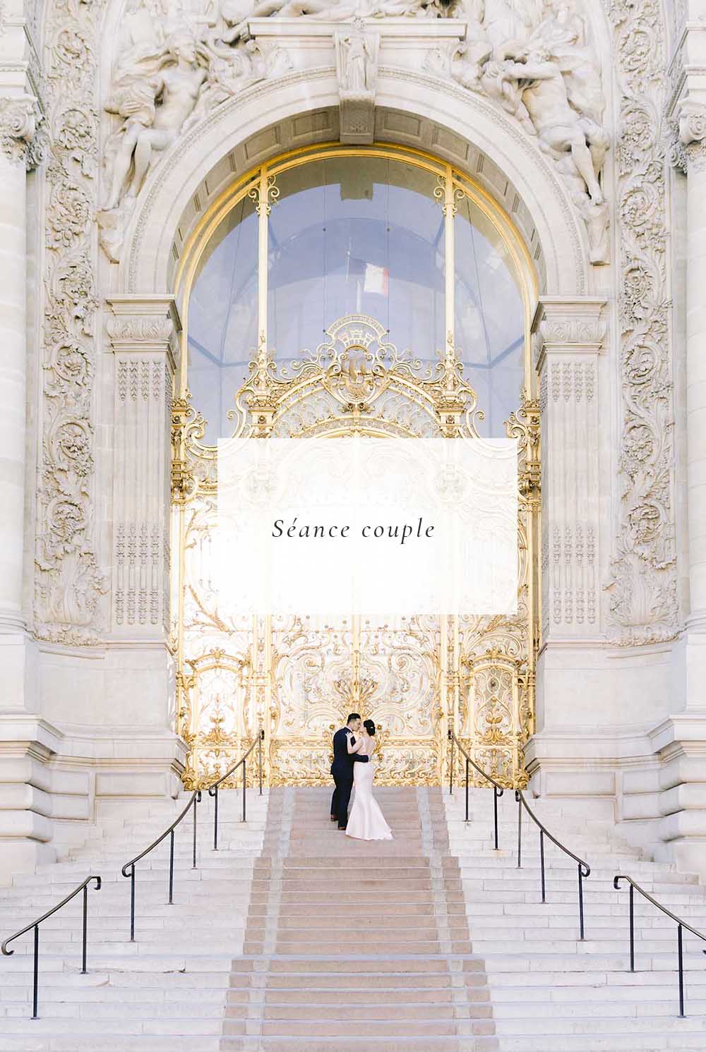 Un couple est dans paris devant le palais royal