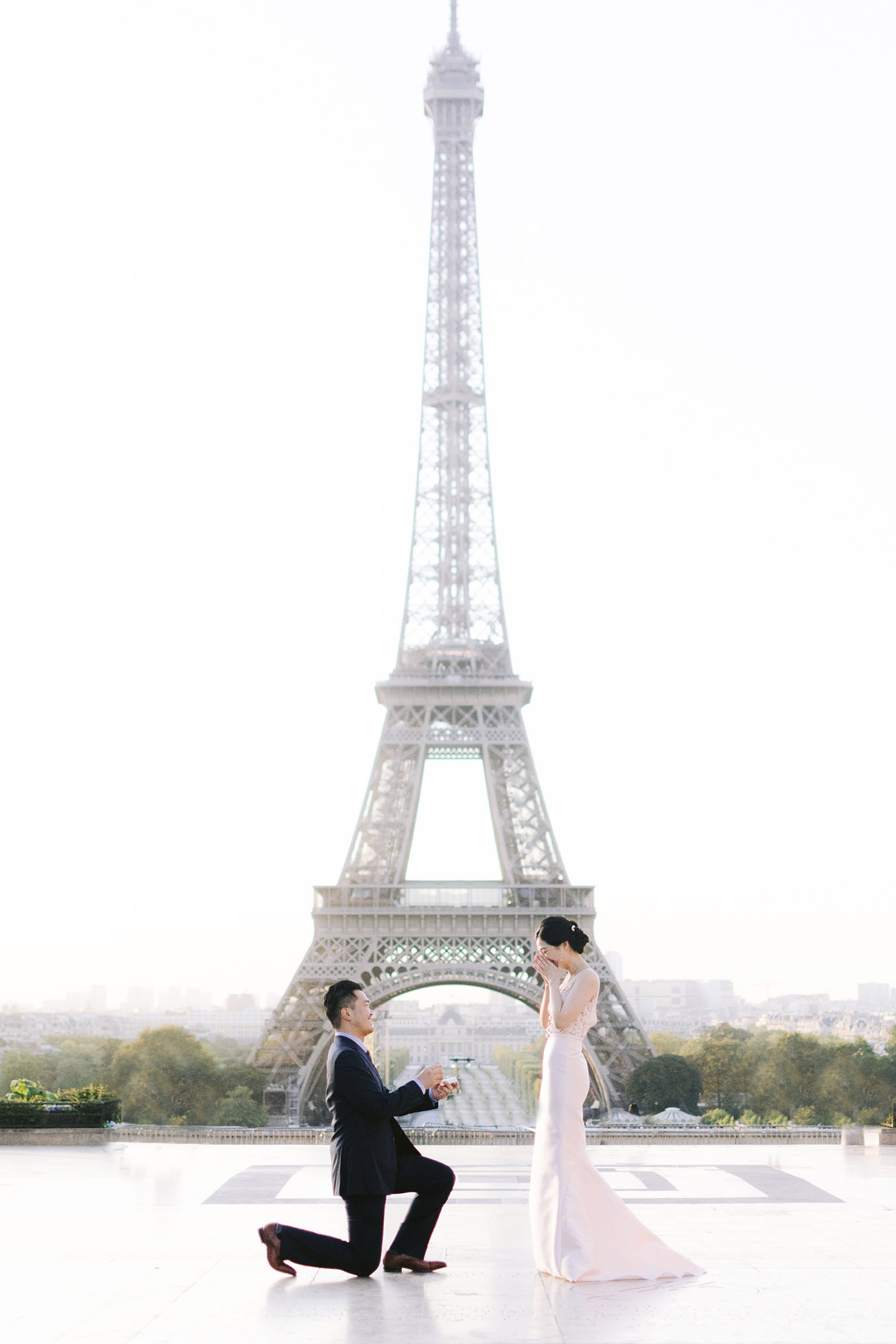 un couple japonais sont sur la place du tracdero il demande sa femme en mariage