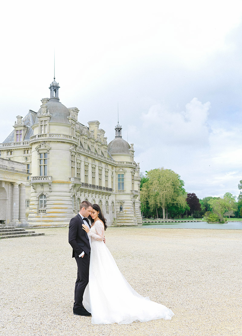 il y un chateau derriere le couple 