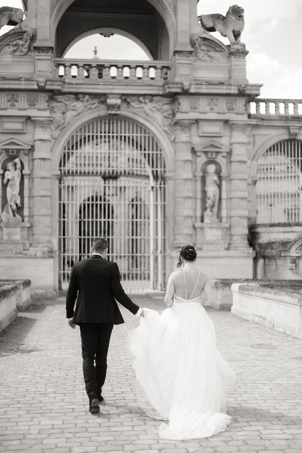 les mariées se dirigent vers l entrée du chateau