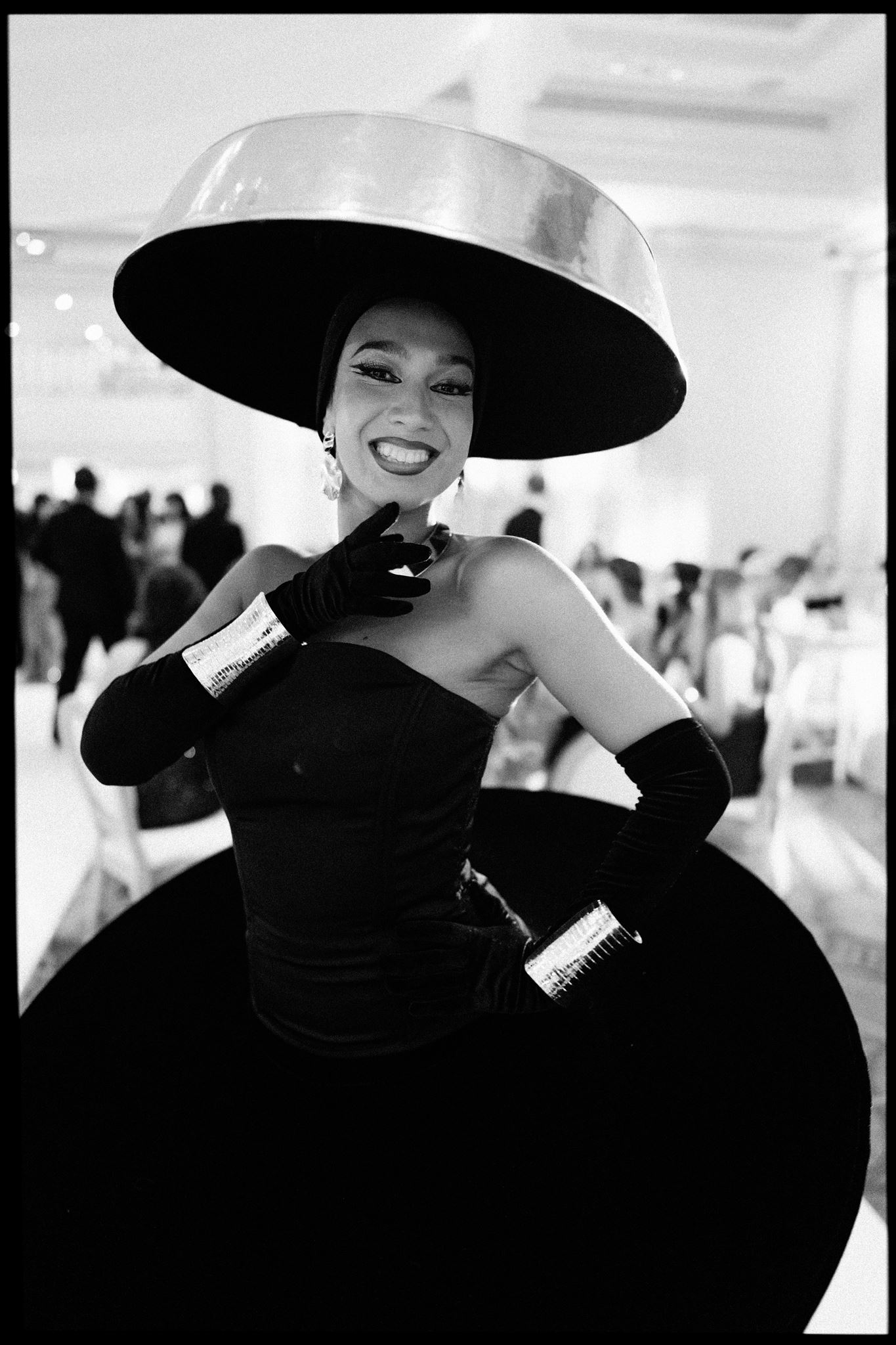 Black-and-white portrait of a fashion performer during an editorial wedding in Paris