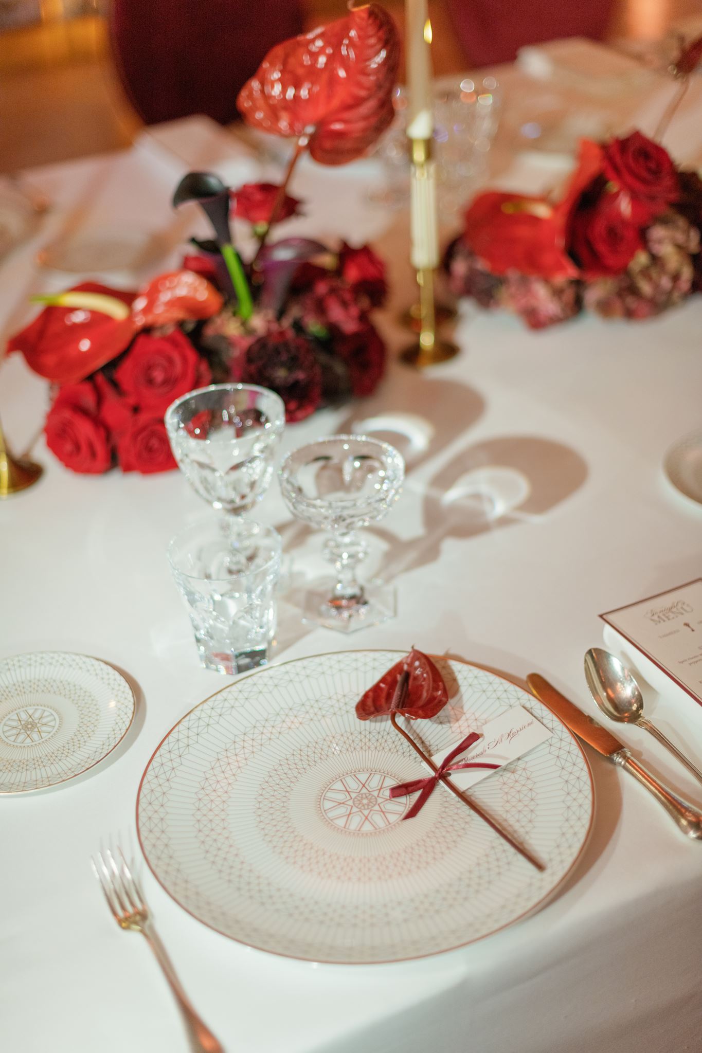un invité prend une photo lors d'un diner de mariage