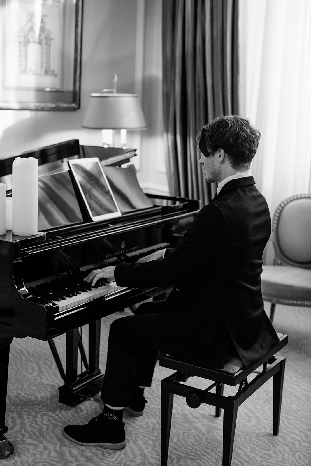Black-and-white portrait of a pianist performing during a private event at Hôtel Plaza Athénée Paris