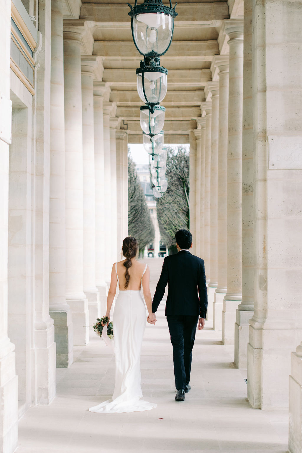 un couple de mariés sont de dos et partent 