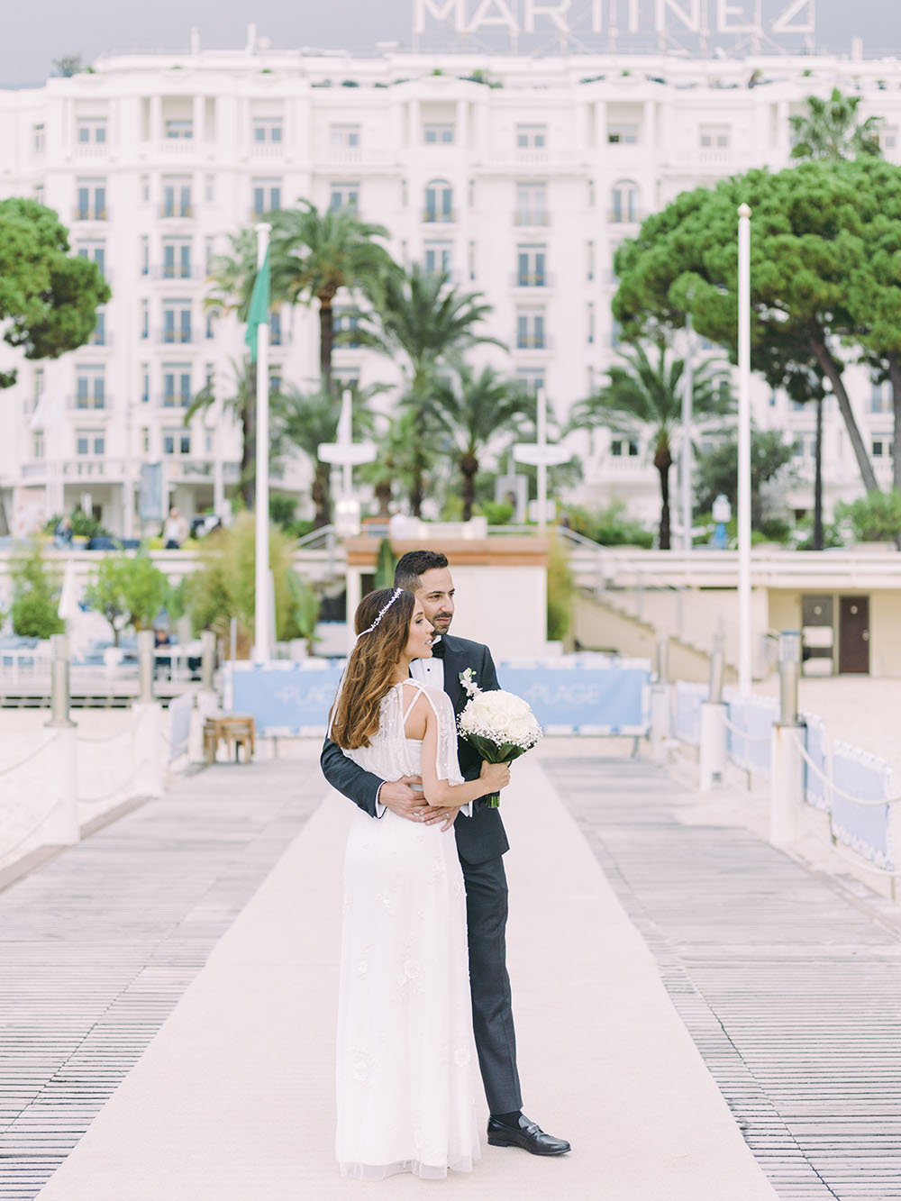 le couple regarde la mer bras dans les bras