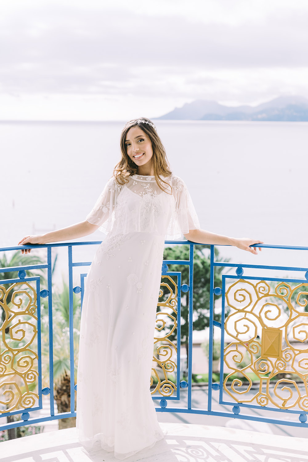 la mariée pose sur la balcon de la chambre du martinez