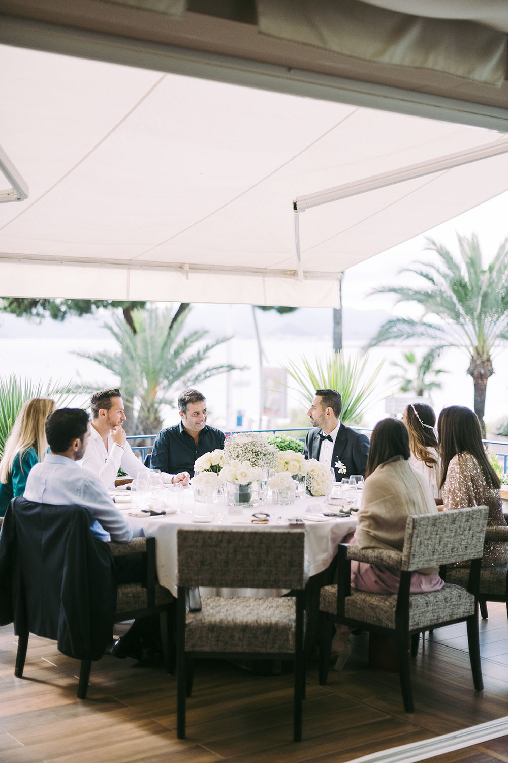 tous le sinvités sont autour de la table