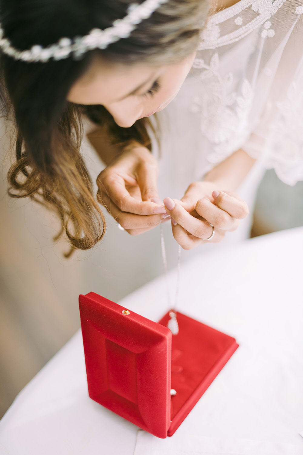 la mariée met le bijou