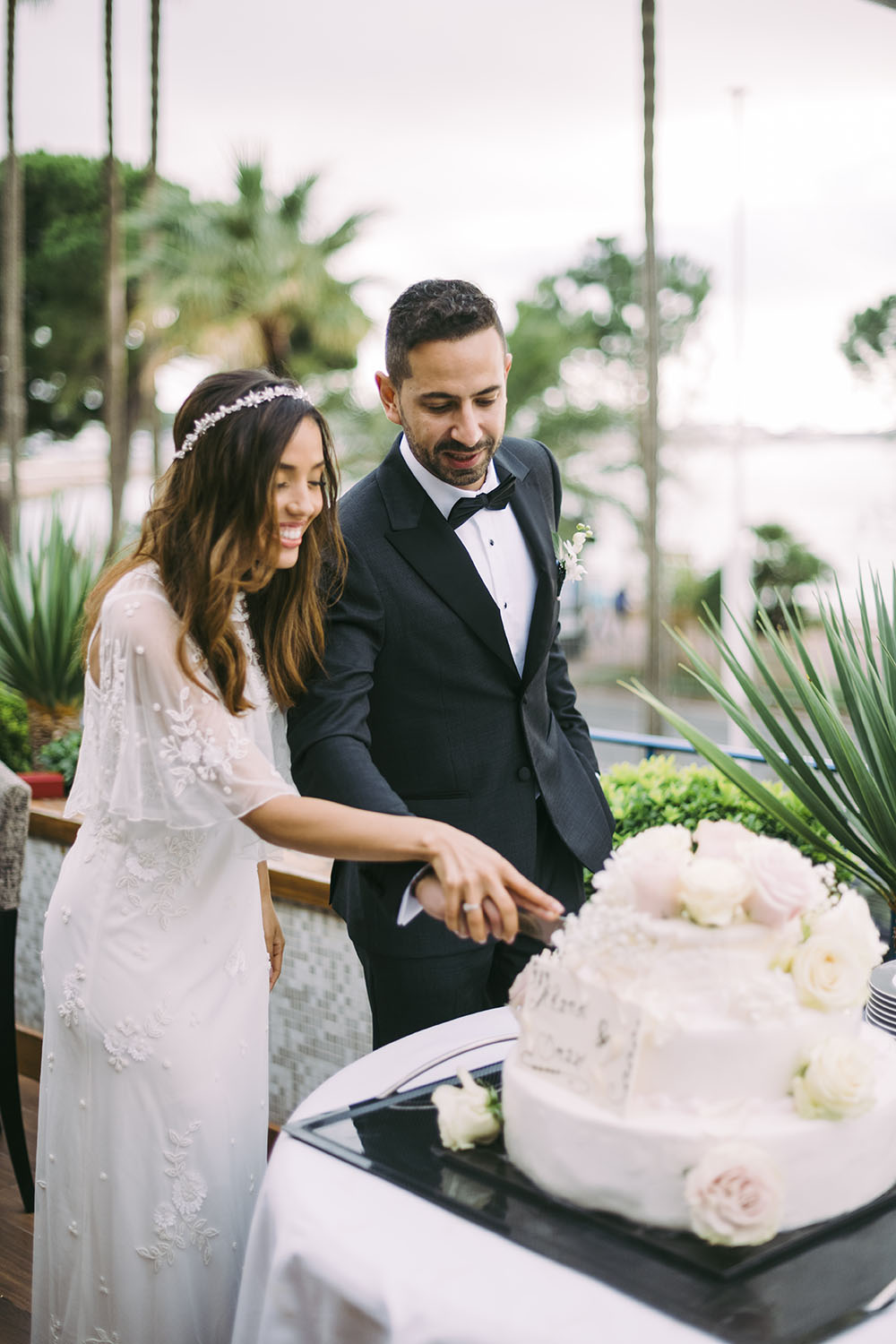 les mariés couple le wedding cake