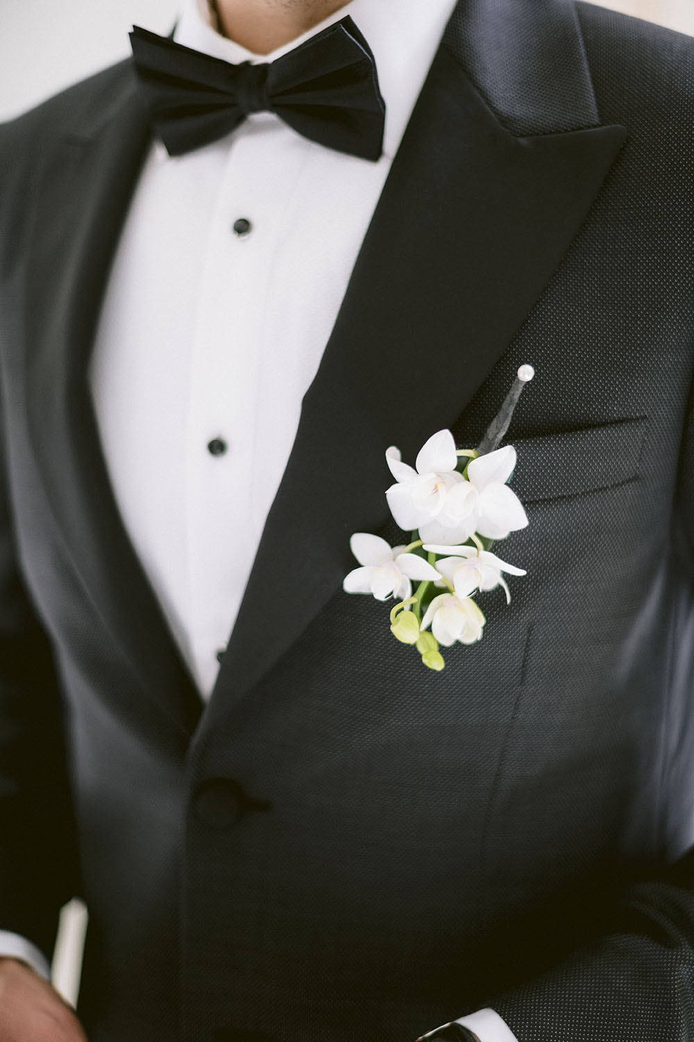 on voit la boutonnière du marié