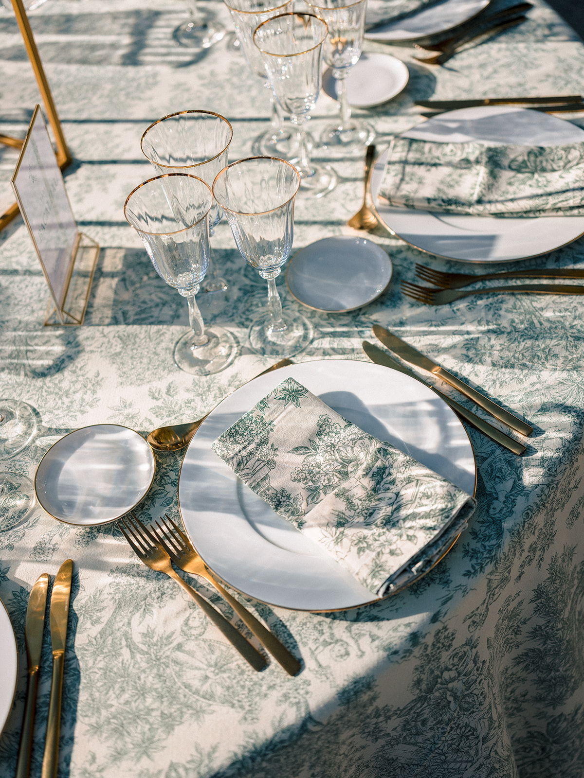 Mariée avec un bouquet de fleurs à la main pour osn mariage à Paris
