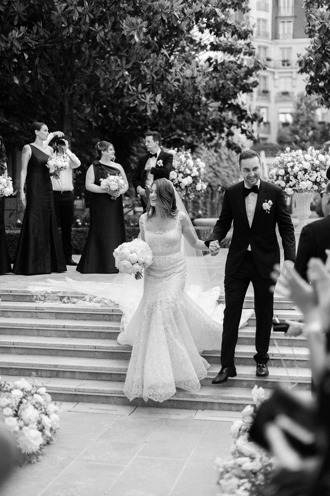 Couple célébrant leur cérémonie de mariage dans les jardins du Ritz Paris