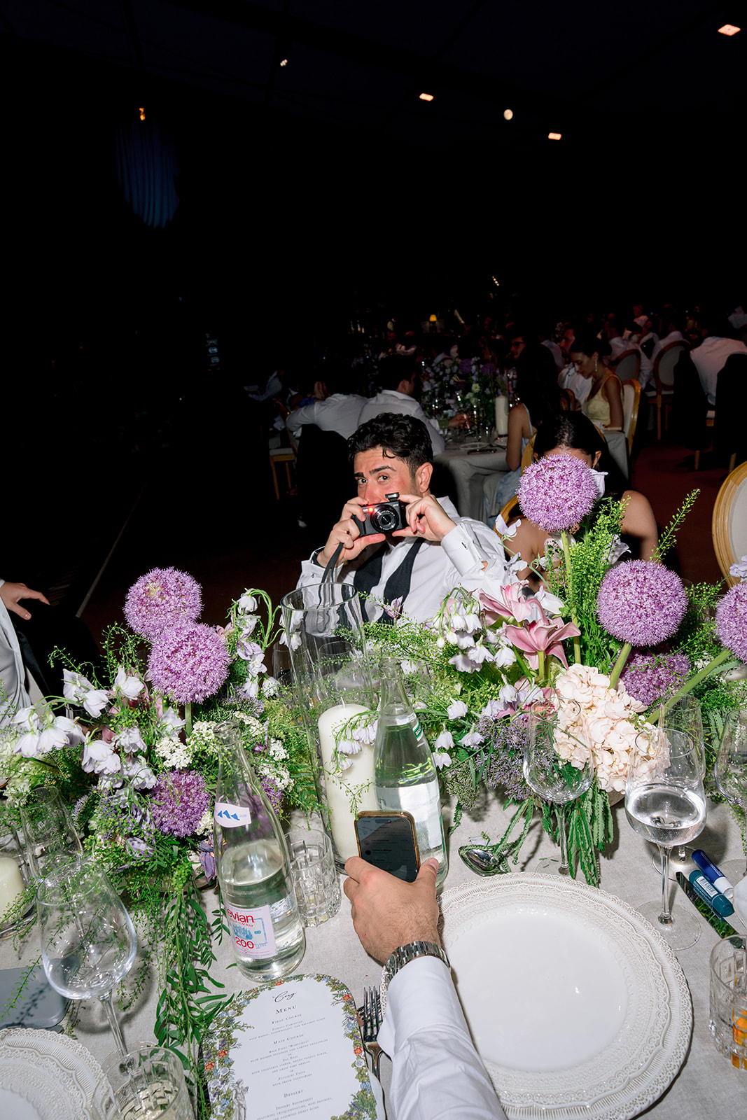 un invité prend une photo lors d'un diner de mariage
