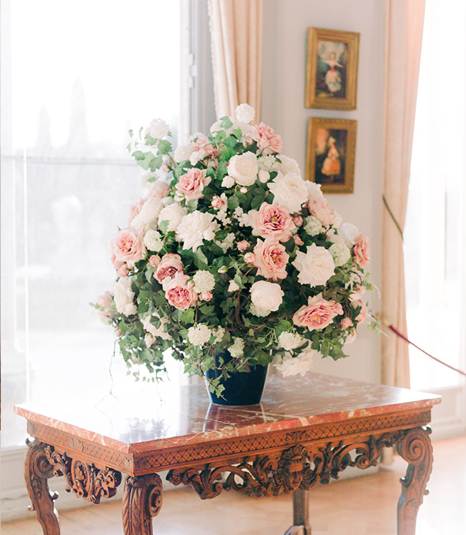 la mariee montre sa robe de mariage un bouquet de fleur a la main