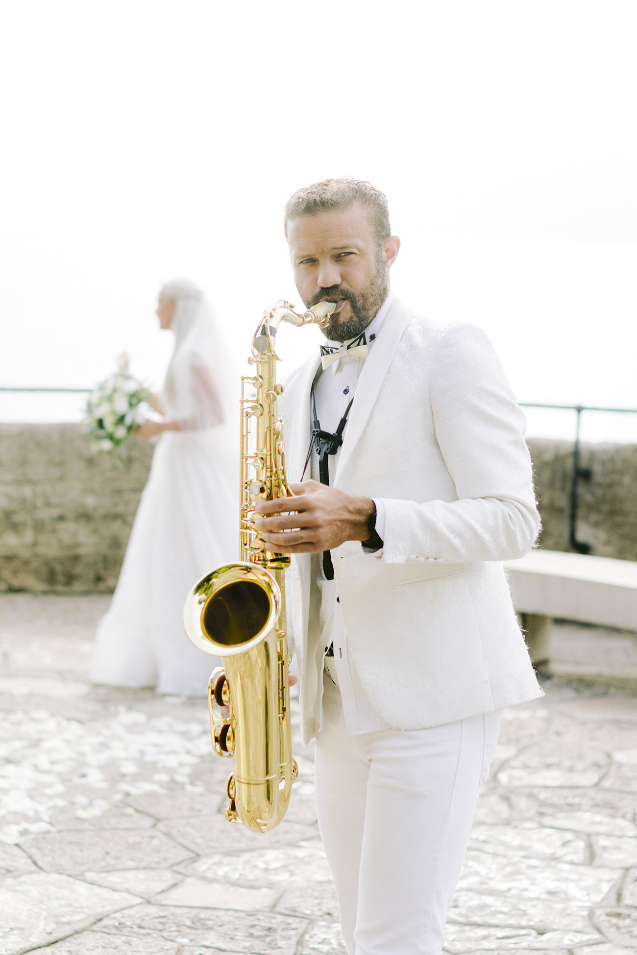 la mariee rentre dans l'eglise au bras de son pere accompagne d une musqiue c est un mariage a paris