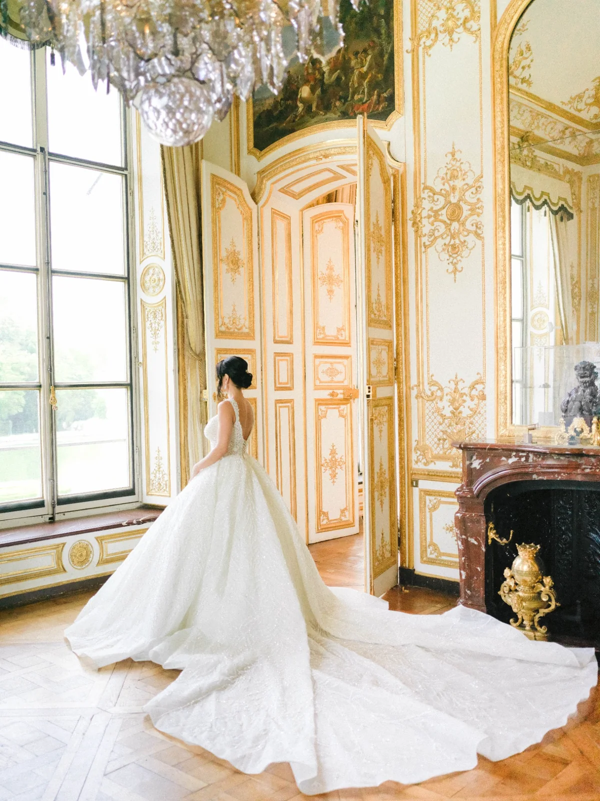 Bride photographed inside the ornate interiors of Château de Chantilly by Jérémy Froeliger