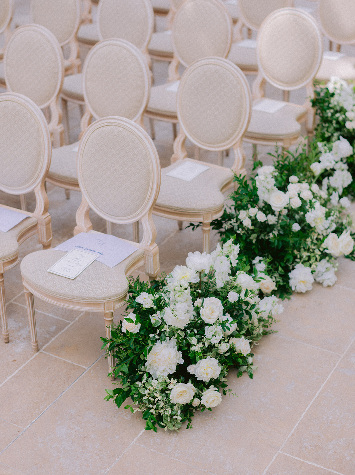 All&eacute;e de c&eacute;r&eacute;monie fleurie de blanc dans le jardin du Ritz Paris